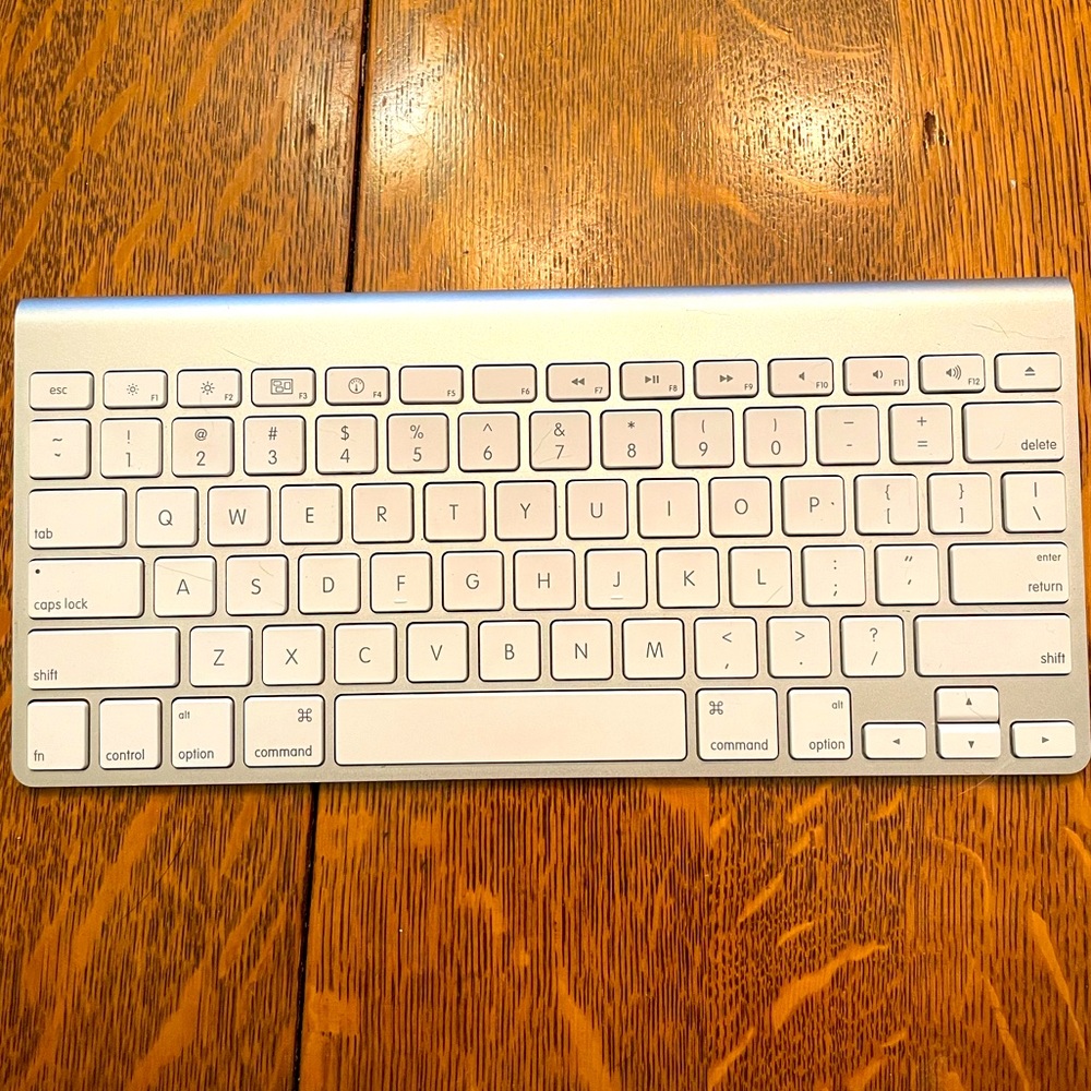AUTHENTIC APPLE Wireless Keyboard - White and Silver. Gently Used. Tech Must!